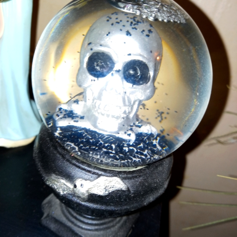 MINI SKULL GLOBE